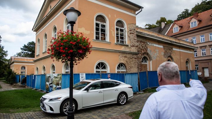 Krom sloupů a sošek není co zachraňovat. Třešňák ukázal, proč chce zbourat Hadí lázně