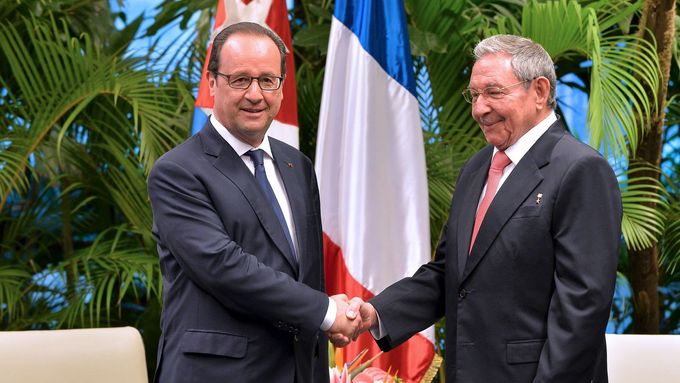 Prezidenti Francie a Kuby Francois Hollande a Raúl Castro.