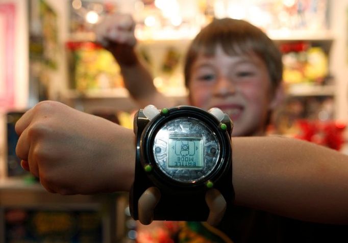 "Ben 10 Deluxe Omnitrix Watch". Hodinky se světlem, hudbou a hrami.