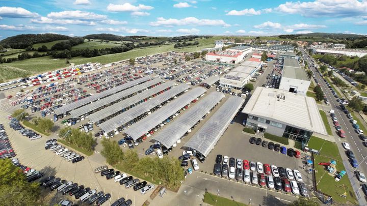 Autobazary v krizi posilují internetové služby. AAA Auto chystá expanzi na západ