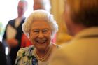 Číňané byli "velmi hrubí", stěžovala si královna Alžběta. Soukromý rozhovor zachytila kamera