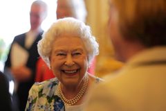 Alžběta II. pomýšlí na abdikaci, napsal britský bulvár. Trůnu by se mohla vzdát za čtyři roky