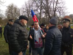 Jiří Černohorský během slavnostního odhalení desky na náměstí Borise Němcova dával hlasitě najevo, že s přejmenováním náměstí po ruském opozičníkovi nesouhlasí.