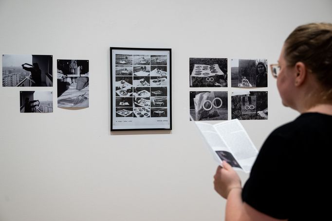 Snímek z výstavy Akční umění ze sbírek GMU v sále zvaném Bílá kostka.