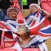 Anglické dámy s vlajkou s podobiznou královny Alžběty II. na zápase Česko - Anglie na ME 2020