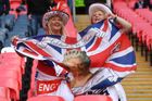 Anglické dámy s vlajkou s podobiznou královny Alžběty II. na zápase Česko - Anglie na ME 2020