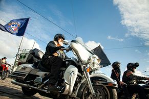 Foto: Stovky motocyklů Harley-Davidson burácely Prahou. Podívejte se na jejich spanilou jízdu