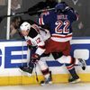 Střet Boyla s Ponikarovskym v zápase NY Rangers - New Jersey Devils