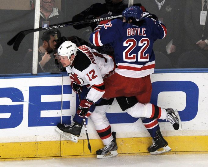 Střet Boyla s Ponikarovskym v zápase NY Rangers - New Jersey Devils