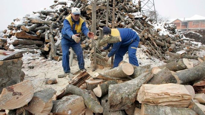 Předměstí bosenské metropole Sarajevo: Pracovníci pily nestačí připravovat dříví pro zájemce, kteří jsou kvůli odstávkám plynu na mrazu.