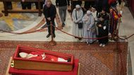 Podle vatikánských médií navštívilo baziliku už téměř 50 tisíc lidí, aby se poklonili zesnulému papeži, jehož tělo je od středy vystaveno v otevřené rakvi před sobotním pohřbem.