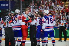 Český obr zuřil, odvezl i rozhodčího: Dovolovali si, rukavice bych shodil rád
