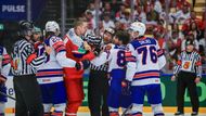 Adam Klapka v rozmíšce s Conorem Garlandem v zápase Česko - USA na MS 2025