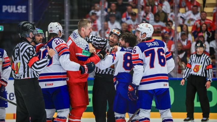 Český obr zuřil, odvezl i rozhodčího: Dovolovali si, rukavice bych shodil rád; Zdroj foto: Vít Golda