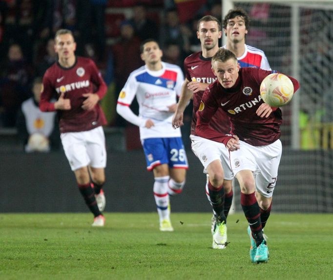 Fotbalista Sparty Praha Ladislav Krejčí běží za míčem v utkání Evropské ligy proti Olympique Lyon.