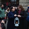 Střelba na Filozofické fakultě UK - pieta - obejmutí školy, zpěv, zármutek, studenti