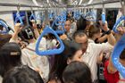 Zácpa z ulic se přesunula na kolej. Metro zdarma má přesvědčit, že MHD je lepší