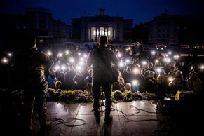 Foto: Ukrajinská města se ponořila do temnoty. Rusové likvidují transformační stanice