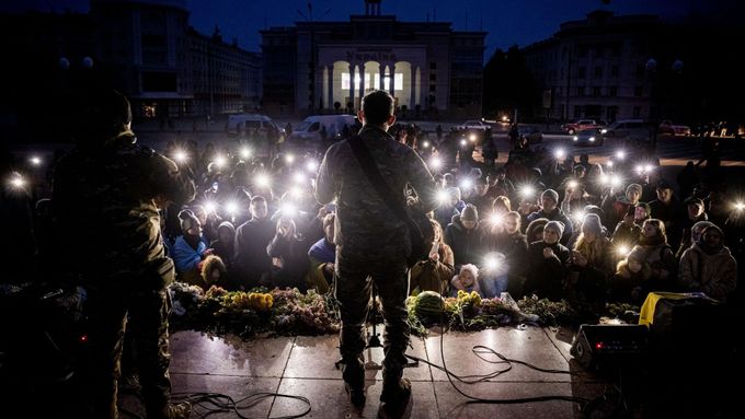 Foto: Ukrajinská města se ponořila do temnoty. Rusové likvidují transformační stanice