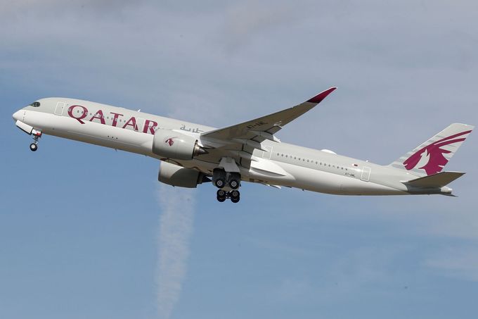Letadlo aerolinií Qatar Airways krátce po opuštění letiště u Toulouse