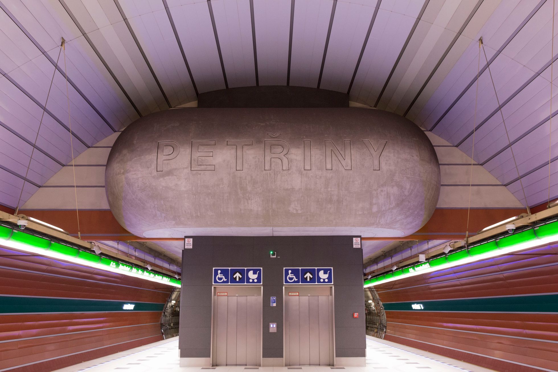 Metro v Hamburku a v Praze
