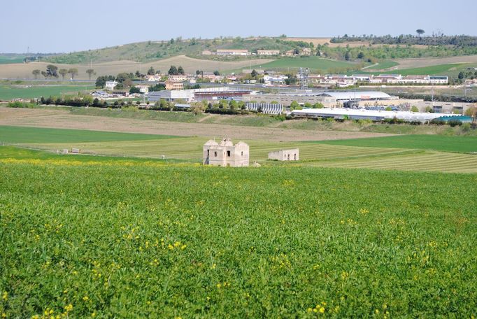 Casello Ferroviario, dvoupodlažní nádražní domek, se nachází v osadě Borgo Venusio, 7 km severně od města Matera.