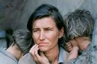 Fotografie Migrující matka z roku 1936 zobrazuje zoufalou matku s dětmi během velké hospodářské krize. Snímek z kalifornského města Nipomo proslul svým znázorněním dopadů krize na americké rodiny.