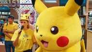 Obchod nebyl jediným lákadlem. Otevření prodejny doprovázela zábavná show, ve které vystupoval i obrovský živý Pikachu.