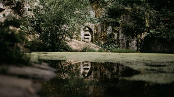 Ústa pravdy jsou inspirována slavnou antickou sochou v Římě Bocca della Verità.