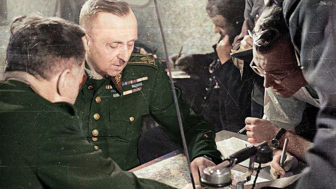 Velitelství "Bartoš", v čele sedí generál Karel Kutlvašr, po jeho pravici Jaromír Nechanský.