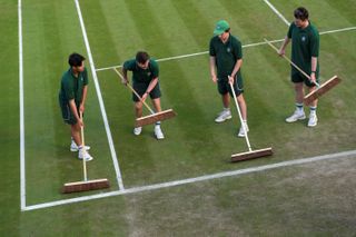 První kolo Wimbledonu 2017: úklid  kurtu