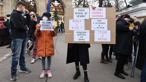 Demonstranti s transparenty před budovou velvyslanectví Ruské federace v Praze