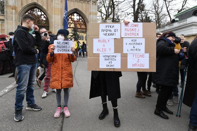 Demonstranti s transparenty před budovou velvyslanectví Ruské federace v Praze