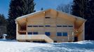 Rekreační chata, Charles Pictet Architecte FAS SIA, Les Diablerets (Vaud), 2007-2009 Stavba s rámovou konstrukcí zaujme okny rozmístěnými po celém obvodu pláště. Střed půdorysu zaujímá betonový masiv, jenž slouží k zavětrování budovy a zároveň jako krb a srdce celého domu tak, jak to bývalo u tradičních savojských chalup.