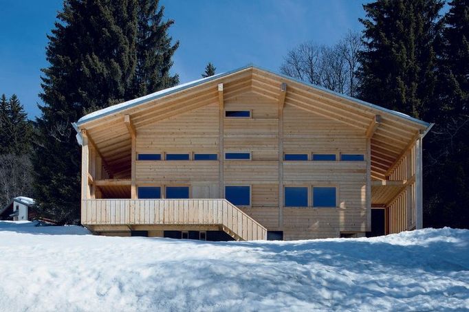 Rekreační chata, Charles Pictet Architecte FAS SIA, Les Diablerets (Vaud), 2007-2009 Stavba s rámovou konstrukcí zaujme okny rozmístěnými po celém obvodu pláště. Střed půdorysu zaujímá betonový masiv, jenž slouží k zavětrování budovy a zároveň jako krb a srdce celého domu tak, jak to bývalo u tradičních savojských chalup.