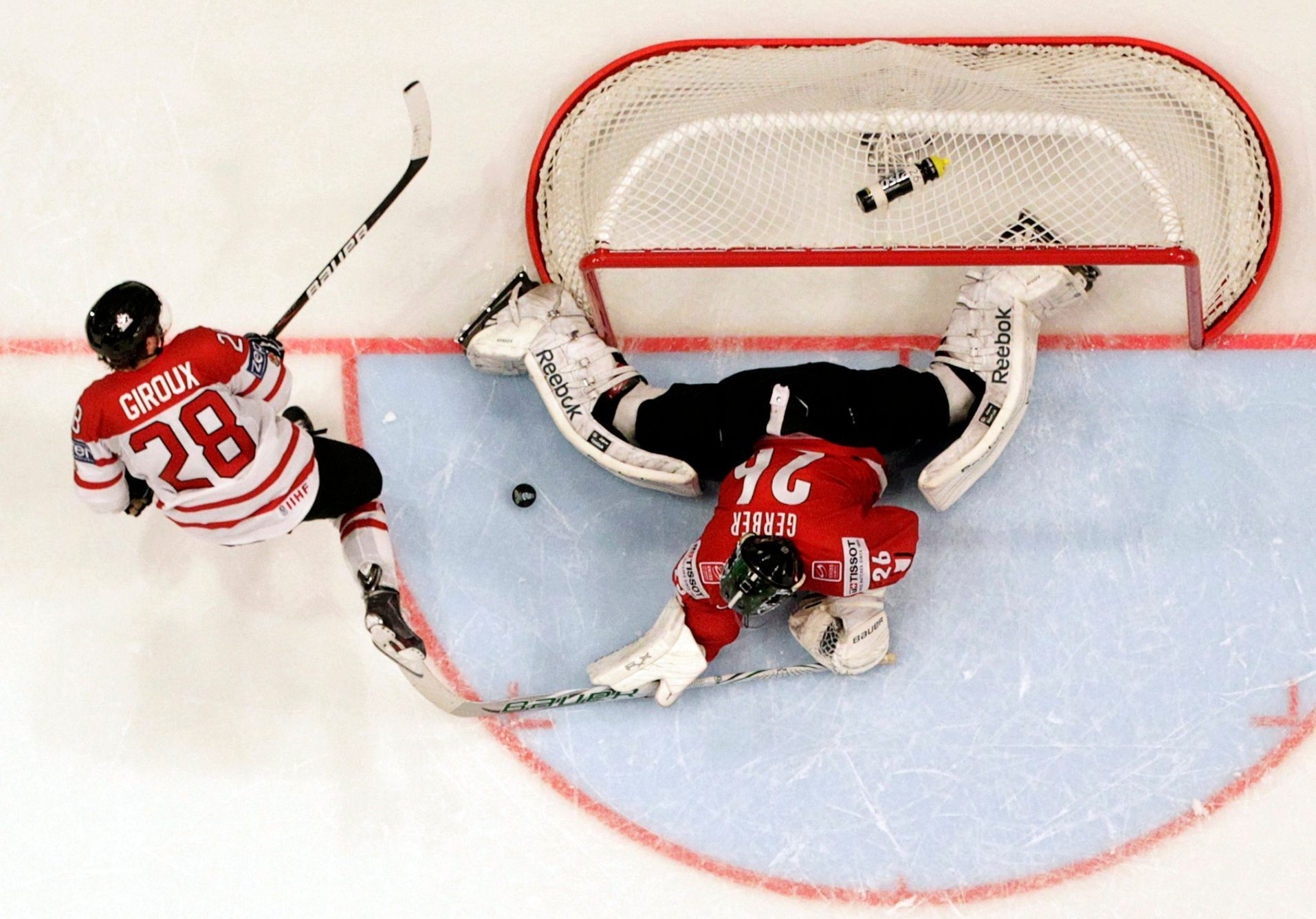 Hokej, MS 2013, Kanada - Švýcarsko: Claude Giroux a Martin Gerber