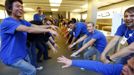 Employees welcome customers at an Apple store before the release of iPhone 5 in Munich early September 21, 2012. Apple Inc's iPhone 5 hit stores around the globe on Friday, with fans snapping up the device that is expected to fuel a huge holiday quarter for the consumer giant. REUTERS/Michael Dalder (GERMANY - Tags: BUSINESS TELECOMS) Published: Zář. 21, 2012, 7:36 dop.