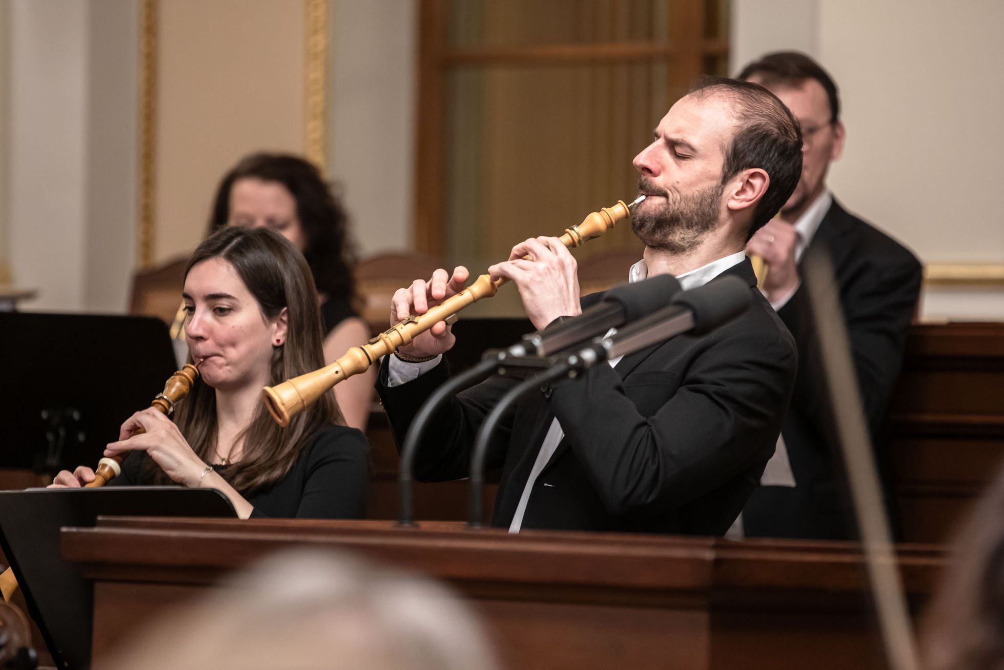 Opera v jednacím sále poslanecké sněmovny, zpívá Vojtěch Dyk a Simona Šaturová