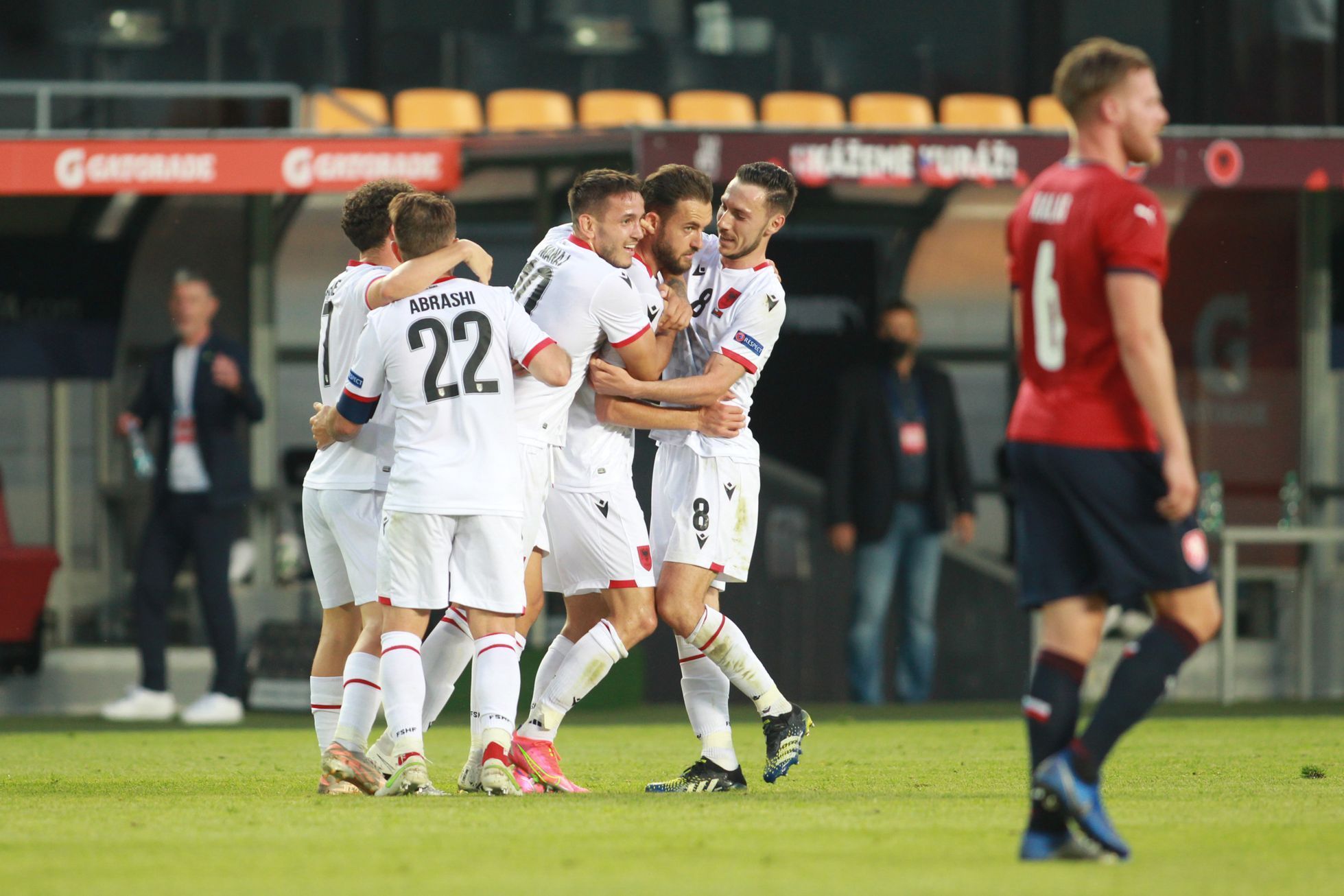 Albánci slaví gól na 1:1 v zápase Česko - Albánie