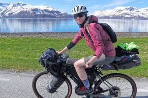 Na kole dojela až na konec světa. Neodradilo ji napadení divokých psů ani osamocení