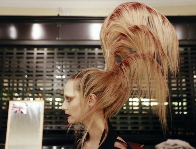 A model waits backstage at the 30th anniversary of the Alternative Hair Show at the Royal Albert Hall in London October 14, 2012. REUTERS/Olivia Harris (BRITAIN - Tags: SOCIETY FASHION) Published: Říj. 15, 2012, 1:41 dop.