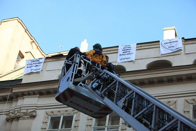 Policisté podle Rösslerové ní ještě čekají na vyčíslení škody, která vznikla na střeše budovy.