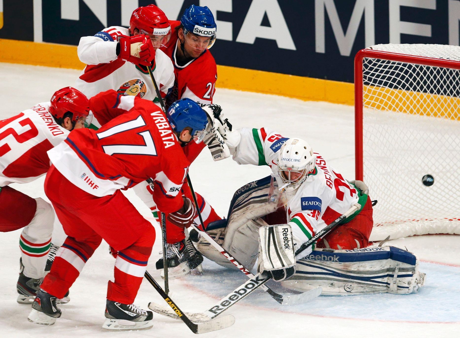 MS v hokeji 2013, Česko - Bělorusko: Radim Vrbata - Vitali Belinskij; gól na 2:0
