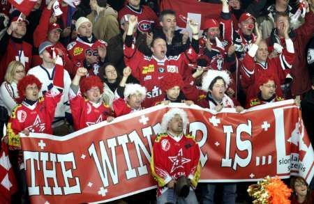 Švýcarští fandové oslavují vítězství hokejistů