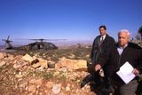 1997: Tehdejší ministr infrastruktury Ariel Šaron na vládní návštěvě západního břehu Jordánu