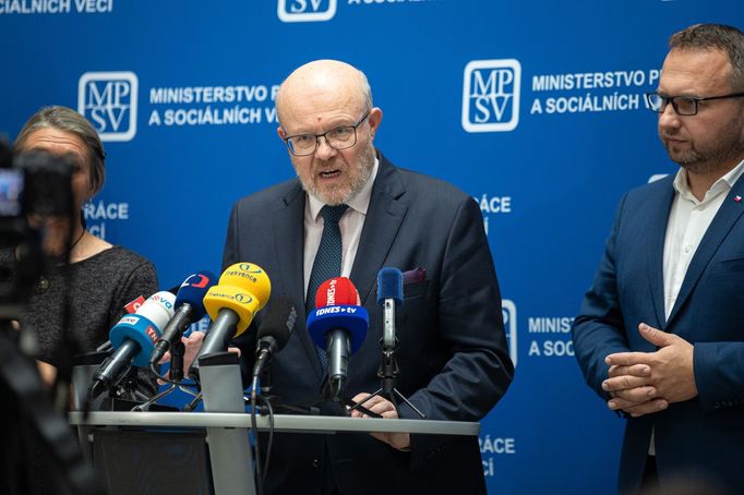 Ministr zdravotnictví Vlastimil Válek a ministr práce a sociálních věcí Marian Jurečka na tiskové konferenci.