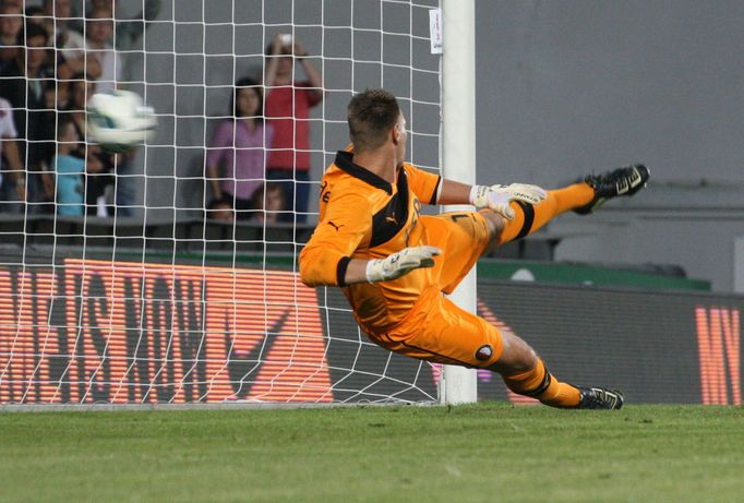 Fotbalový brankář Feyenoordu Erwin Mulder se marně snaží chytit penaltový kop v odvetném kvalifikačním utkání Evropské ligy 2012/13 se Spartou Praha.