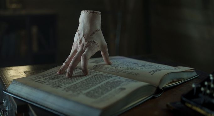 Podivná ruka jménem Věc v komediálně-hororovém seriálu Wednesday 2.