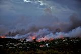 Mohutné požáry devastují Řecko. Počet obětí stoupl na nejméně 74, oznámily úřady. Zraněných je kolem 150 lidí.