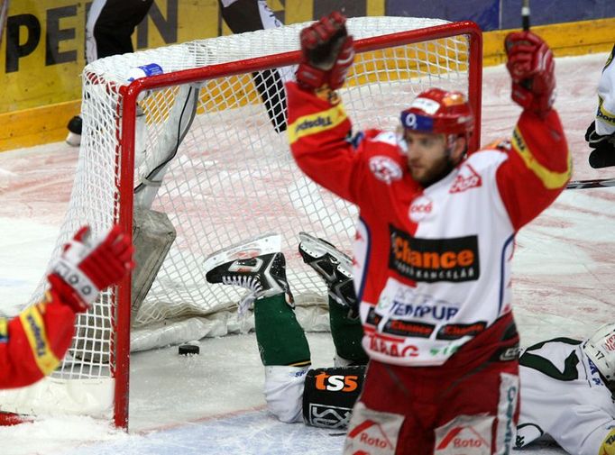 Ještě v patnácté minutě snížil skóre na 2:3 pro Slavii Michal Vondrka.